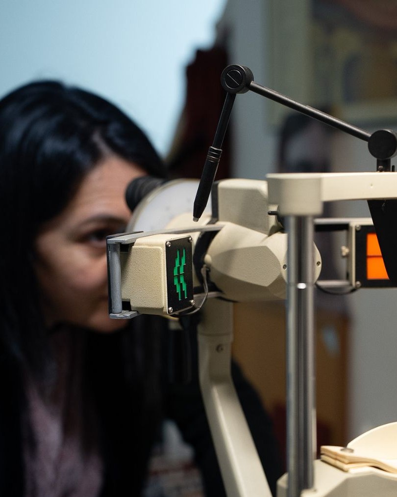 Controllo della vista con strumentazione optometrica nel centro ottico di Guspini