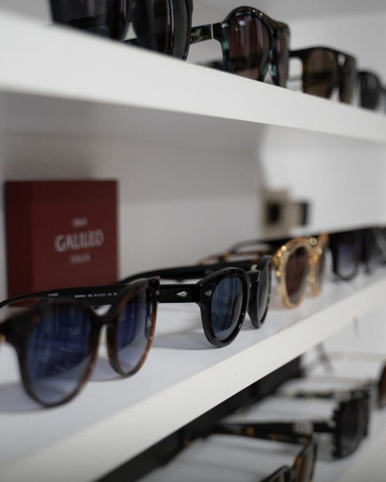 Occhiali da sole in esposizione nel negozio di ottica a Guspini